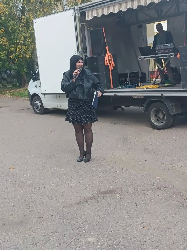 Проголосовав на избирательном участке на выборах депутатов Госдумы, многие избиратели не спешат домой, ведь для них подготовлена насыщенная досуговая программа – концерты, выставки и фотозоны… Члены участковых избирательных... Проголосовав на избирательном участке на выборах депутатов Госдумы, многие избиратели не спешат домой, ведь для них подготовлена насыщенная досуговая программа – концерты, выставки и фотозоны… Члены участковых избирательных...
