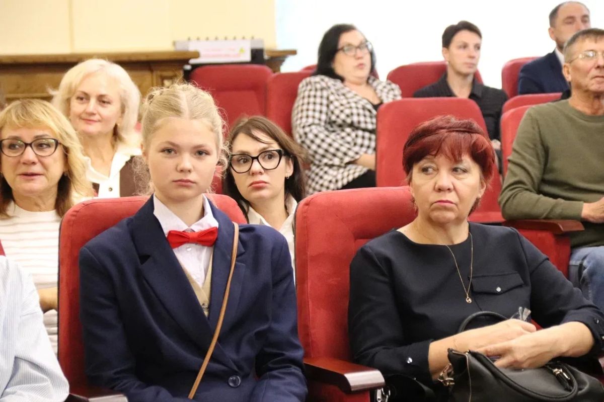 Александр Новиков: Сегодня вместе с председателем Смоленского городского Совета Анатолием Овсянкиным мы чествовали людей, чьи имена по праву занесены на Доску почёта города Смоленска Александр Новиков: Сегодня вместе с председателем Смоленского городского Совета Анатолием Овсянкиным мы чествовали людей, чьи имена по праву занесены на Доску почёта города Смоленска