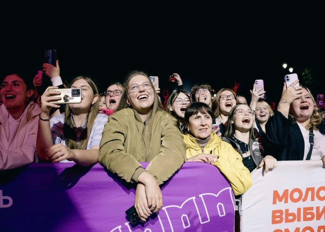 Смоленску — 1163 года!. Это город с удивительной тысячелетней историей, которую сегодня бережёт новое поколение Смоленску — 1163 года!. Это город с удивительной тысячелетней историей, которую сегодня бережёт новое поколение