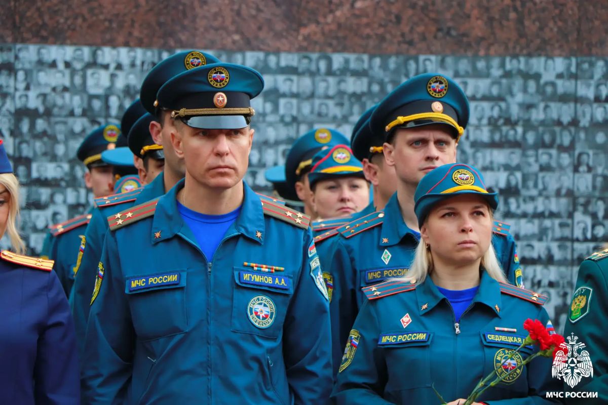 Сотрудники Главного управления МЧС России по Смоленской области почтили память воинов, павших за свободу Смоленщины Сотрудники Главного управления МЧС России по Смоленской области почтили память воинов, павших за свободу Смоленщины