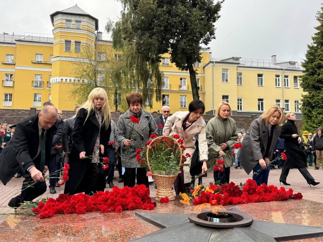 Александр Новиков: Сегодня, в день 83-й годовщины освобождения Смоленска от немецко-фашистских захватчиков, мы начали празднование Дня города с торжественного митинга в сквере Памяти Героев Александр Новиков: Сегодня, в день 83-й годовщины освобождения Смоленска от немецко-фашистских захватчиков, мы начали празднование Дня города с торжественного митинга в сквере Памяти Героев