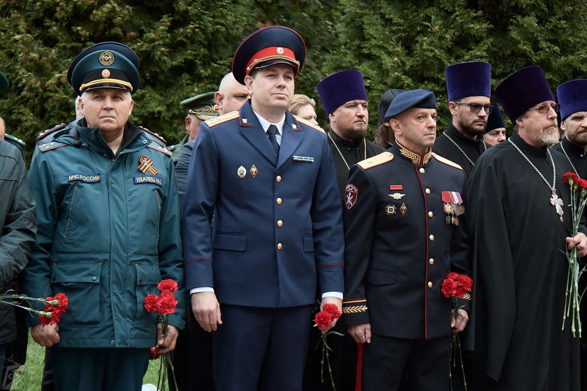 Офицеры СУ СК России по Смоленской области и кадеты профильного кадетского класса СК России почтили память защитников и освободителей Смоленска Офицеры СУ СК России по Смоленской области и кадеты профильного кадетского класса СК России почтили память защитников и освободителей Смоленска