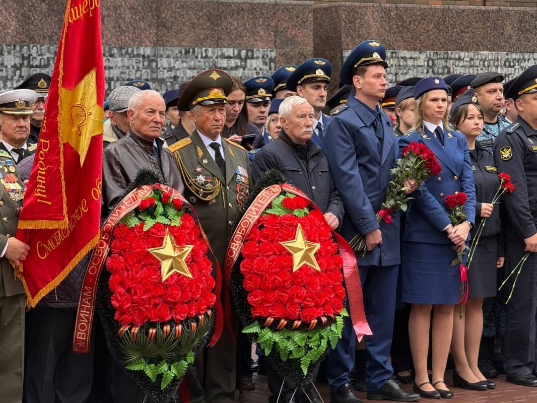 Александр Новиков: Сегодня, в день 83-й годовщины освобождения Смоленска от немецко-фашистских захватчиков, мы начали празднование Дня города с торжественного митинга в сквере Памяти Героев Александр Новиков: Сегодня, в день 83-й годовщины освобождения Смоленска от немецко-фашистских захватчиков, мы начали празднование Дня города с торжественного митинга в сквере Памяти Героев