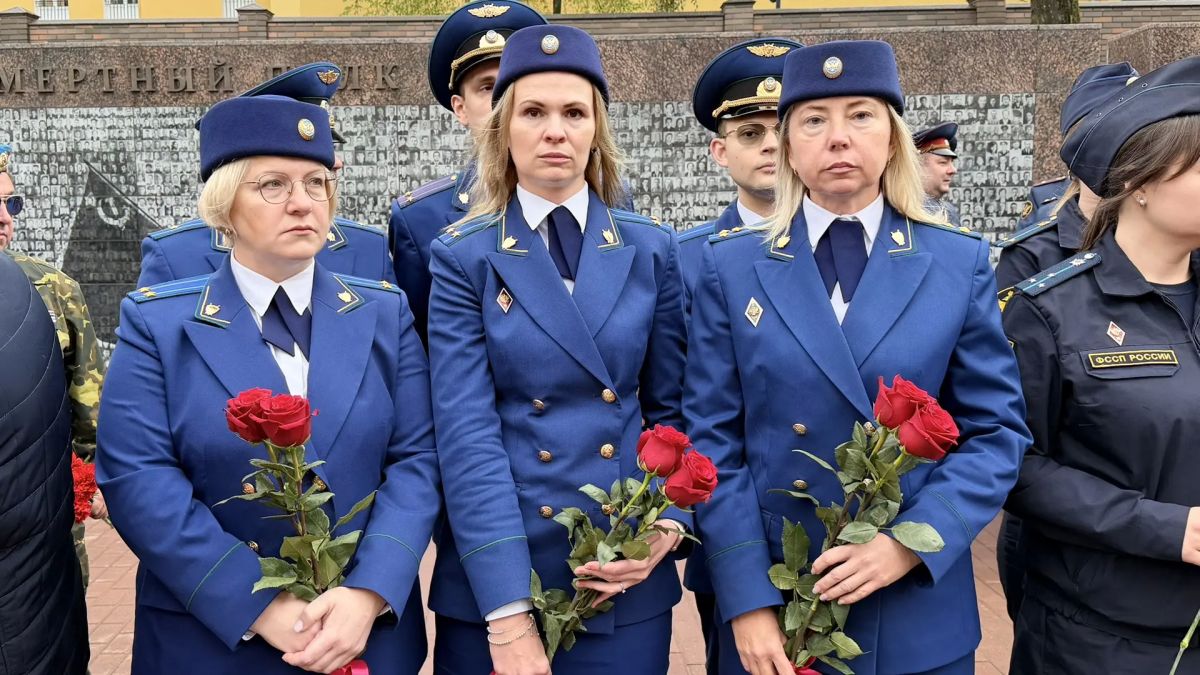 Заместитель прокурора Смоленской области Дмитрий Тольский принял участие в торжественном мероприятии, посвящённом 83-й годовщине освобождения Смоленщины от фашистских захватчиков Заместитель прокурора Смоленской области Дмитрий Тольский принял участие в торжественном мероприятии, посвящённом 83-й годовщине освобождения Смоленщины от фашистских захватчиков