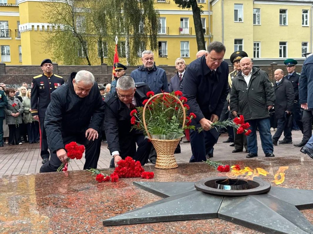 Александр Новиков: Сегодня, в день 83-й годовщины освобождения Смоленска от немецко-фашистских захватчиков, мы начали празднование Дня города с торжественного митинга в сквере Памяти Героев Александр Новиков: Сегодня, в день 83-й годовщины освобождения Смоленска от немецко-фашистских захватчиков, мы начали празднование Дня города с торжественного митинга в сквере Памяти Героев