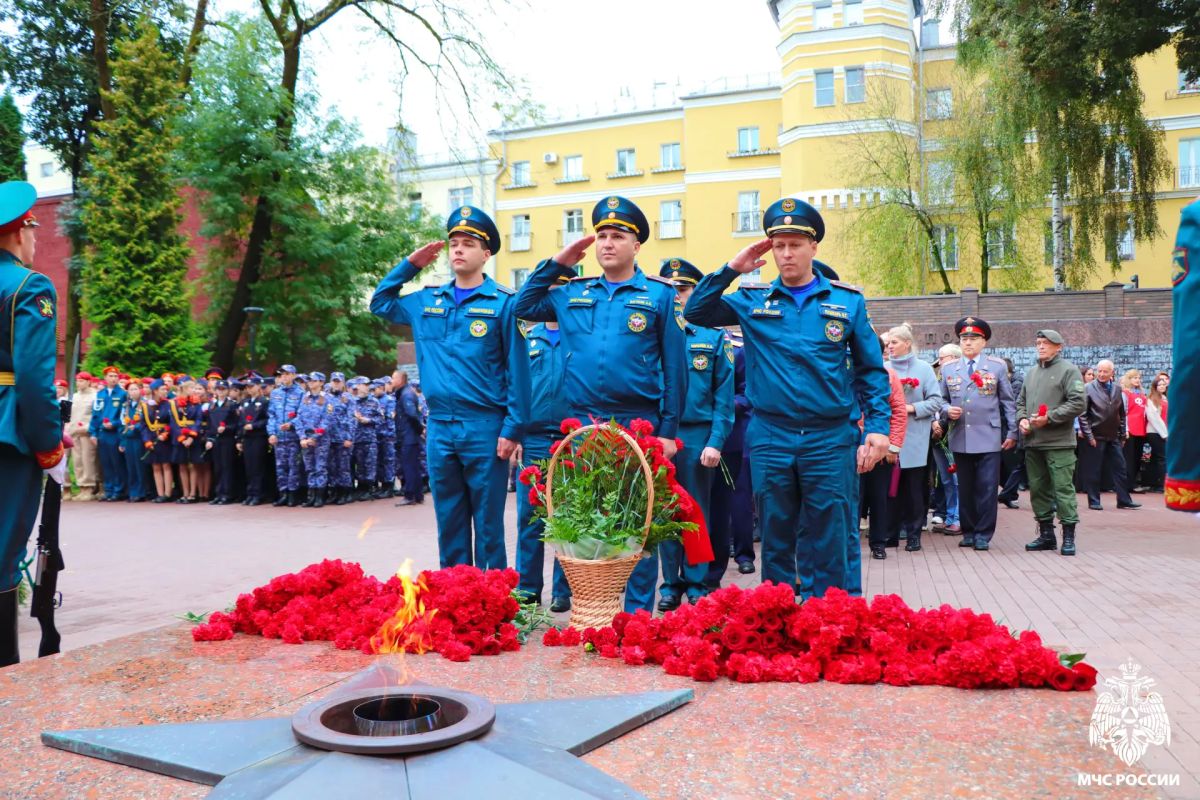 Сотрудники Главного управления МЧС России по Смоленской области почтили память воинов, павших за свободу Смоленщины Сотрудники Главного управления МЧС России по Смоленской области почтили память воинов, павших за свободу Смоленщины