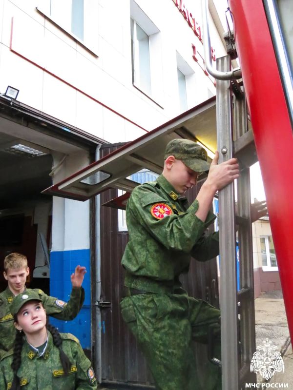 Кадеты в музее пожарных и спасателей Кадеты в музее пожарных и спасателей