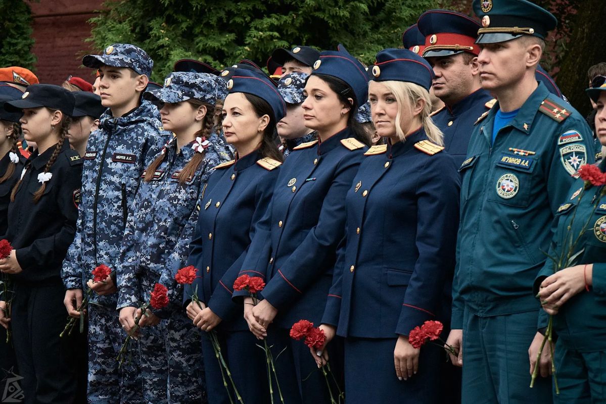 Офицеры СУ СК России по Смоленской области и кадеты профильного кадетского класса СК России почтили память защитников и освободителей Смоленска Офицеры СУ СК России по Смоленской области и кадеты профильного кадетского класса СК России почтили память защитников и освободителей Смоленска