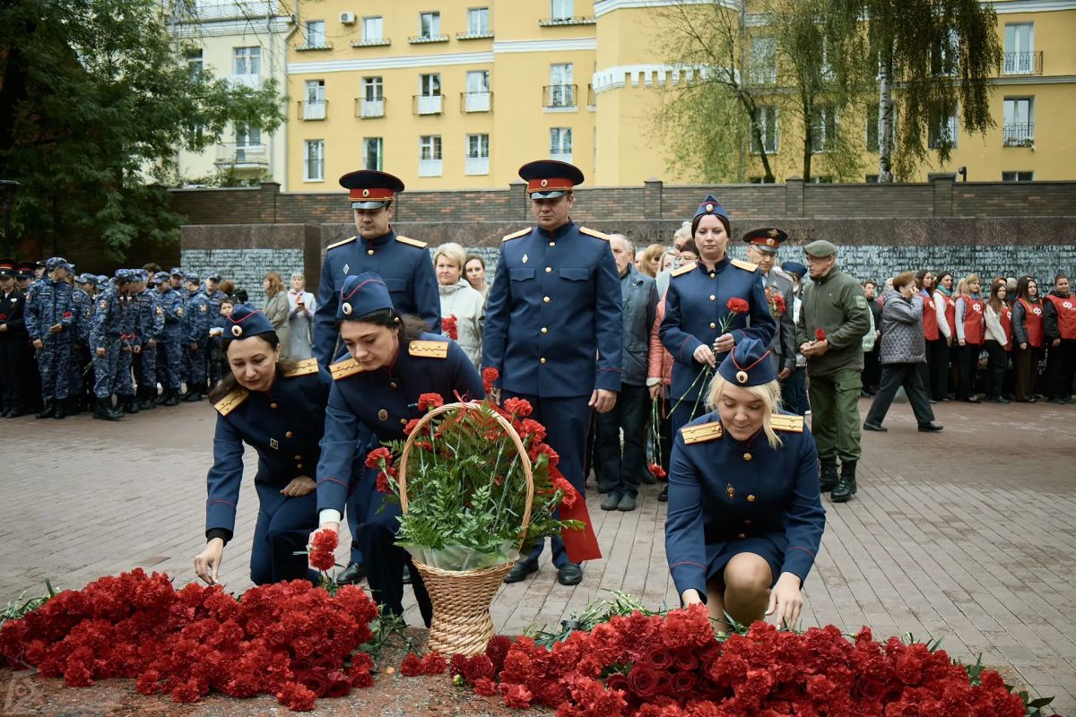 Офицеры СУ СК России по Смоленской области и кадеты профильного кадетского класса СК России почтили память защитников и освободителей Смоленска Офицеры СУ СК России по Смоленской области и кадеты профильного кадетского класса СК России почтили память защитников и освободителей Смоленска