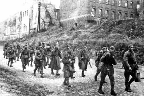 ЭТО БЫЛО 83 ГОДА НАЗАД. Город Смоленск, расположенный в 400 км к западу от Москвы, стал эпицентром двух крупных сражений в русской военной истории: ЭТО БЫЛО 83 ГОДА НАЗАД. Город Смоленск, расположенный в 400 км к западу от Москвы, стал эпицентром двух крупных сражений в русской военной истории: