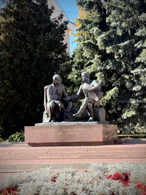 Марьяна Наумова: Гуляя по Смоленску, по улице Глинки, я вышла к памятнику Александру Твардовскому, военному корреспонденту времён Великой Отечественной войны, где он изображён вместе с героем своей поэмы Василием Тёркиным Марьяна Наумова: Гуляя по Смоленску, по улице Глинки, я вышла к памятнику Александру Твардовскому, военному корреспонденту времён Великой Отечественной войны, где он изображён вместе с героем своей поэмы Василием Тёркиным
