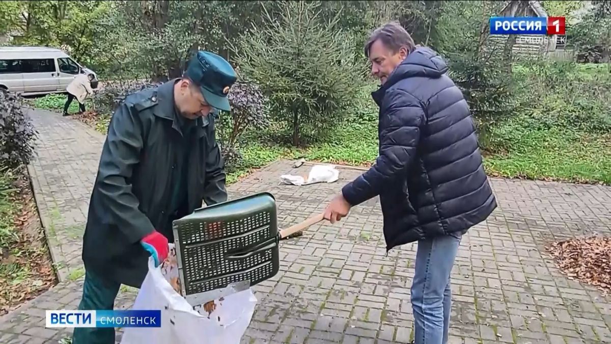 Смоленские таможенники провели субботник у братской могилы в посёлке Анастасино