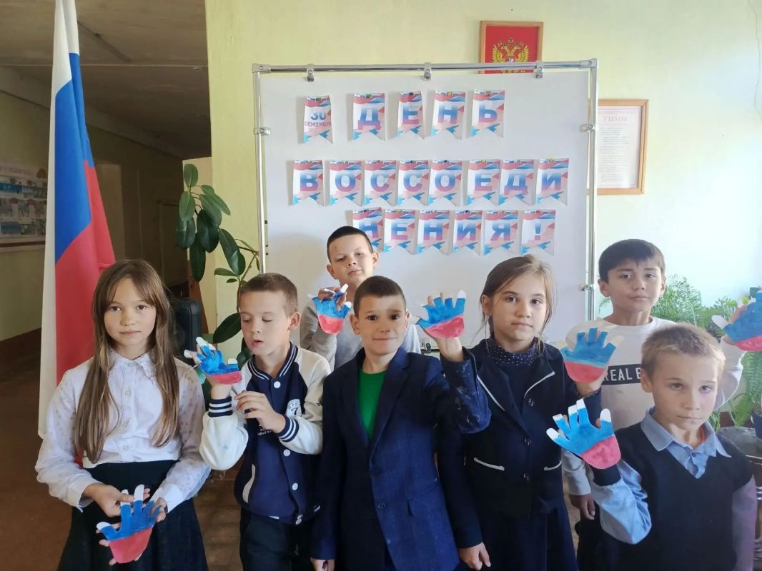 Советники директоров по воспитанию провели мероприятия ко Дню воссоединения новых регионов с Российской Федерацией Советники директоров по воспитанию провели мероприятия ко Дню воссоединения новых регионов с Российской Федерацией
