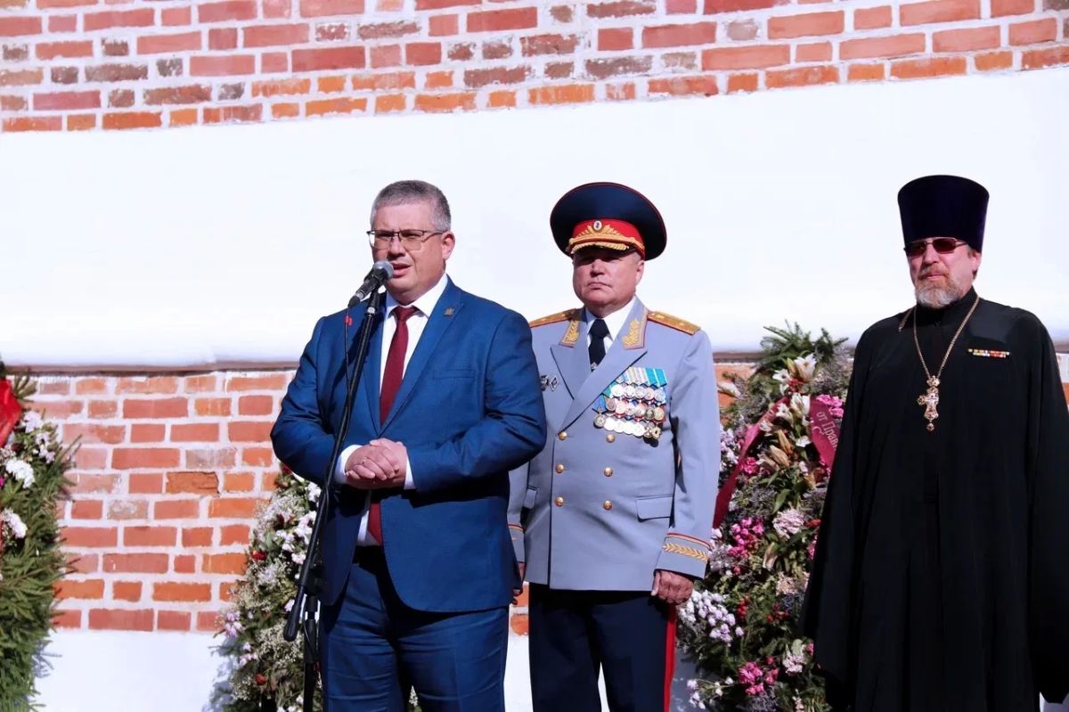 Александр Новиков: В сквере Памяти Героев кадеты профильного класса Следственного комитета приняли торжественную клятву Александр Новиков: В сквере Памяти Героев кадеты профильного класса Следственного комитета приняли торжественную клятву