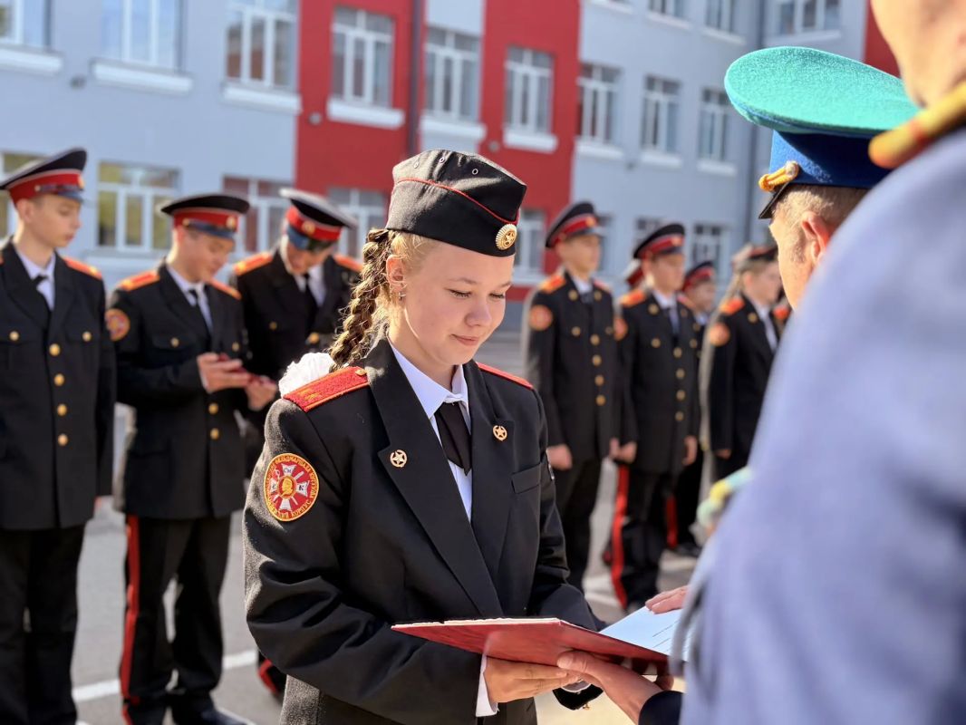 В Смоленском кадетском корпусе учащиеся кадетского класса СК России приняли торжественную клятву на верность кадетскому братству В Смоленском кадетском корпусе учащиеся кадетского класса СК России приняли торжественную клятву на верность кадетскому братству