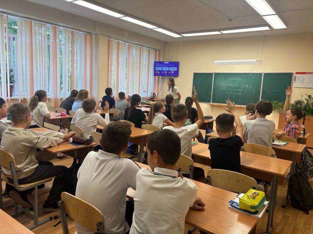 Александр Новиков: Дорогие учителя, педагоги, ветераны педагогического труда! От всей души поздравляю вас с профессиональным праздником!