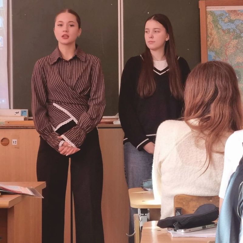 В преддверии праздника Молодёжный клуб «Мой выбор» Кадрового центра города Смоленска подготовил особенный контент - вместе со студентами выпускного курса педагогического колледжа побывал в 25й школе В преддверии праздника Молодёжный клуб «Мой выбор» Кадрового центра города Смоленска подготовил особенный контент - вместе со студентами выпускного курса педагогического колледжа побывал в 25й школе