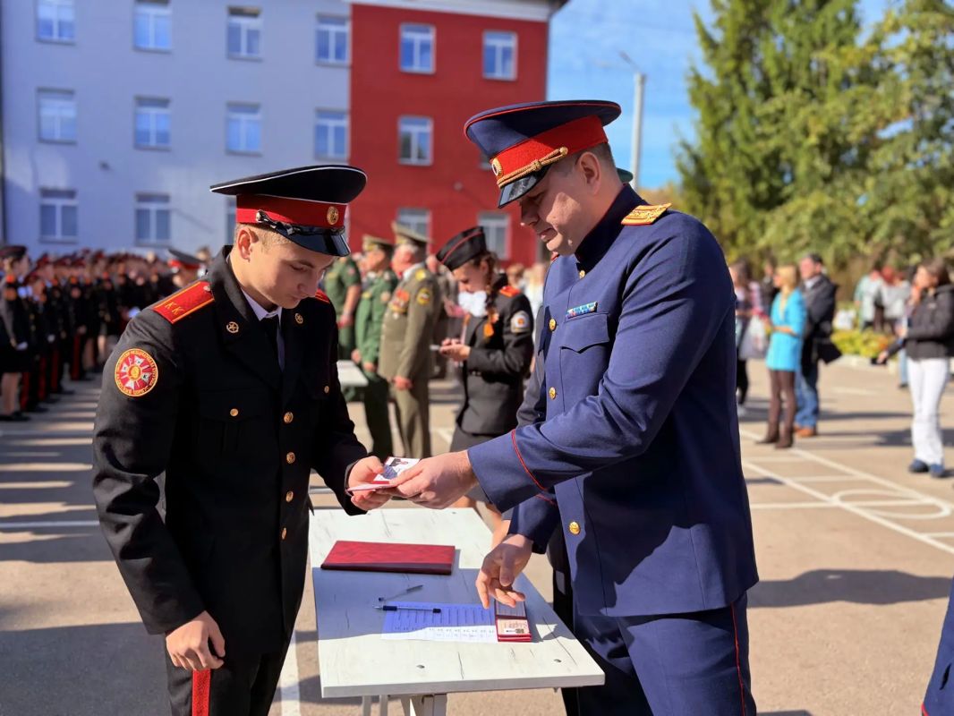 В Смоленском кадетском корпусе учащиеся кадетского класса СК России приняли торжественную клятву на верность кадетскому братству В Смоленском кадетском корпусе учащиеся кадетского класса СК России приняли торжественную клятву на верность кадетскому братству