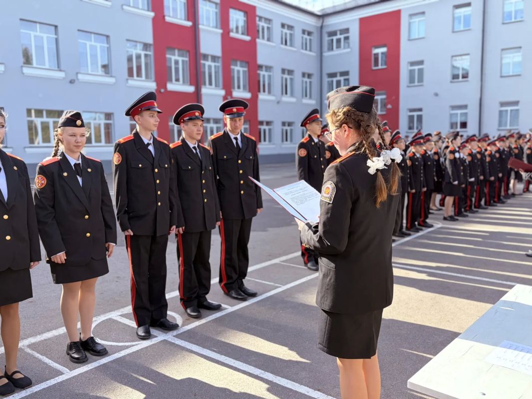 В Смоленском кадетском корпусе учащиеся кадетского класса СК России приняли торжественную клятву на верность кадетскому братству В Смоленском кадетском корпусе учащиеся кадетского класса СК России приняли торжественную клятву на верность кадетскому братству