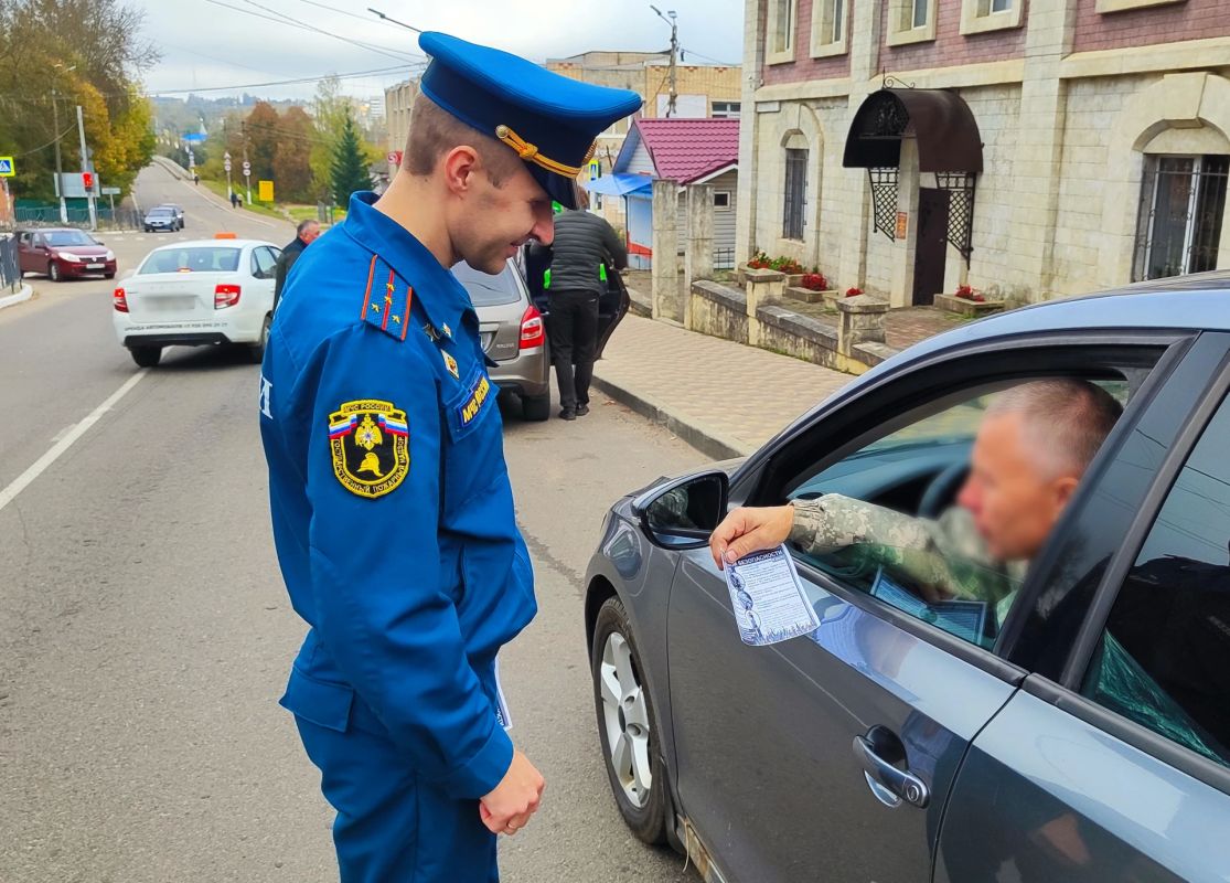 Ваш дом — ваша крепость. Сотрудники Главного управления МЧС России по Смоленской области ежедневно проводят профилактические рейды среди населения, чтобы напомнить людям о правилах пожарной безопасности и уберечь их от беды Ваш дом — ваша крепость. Сотрудники Главного управления МЧС России по Смоленской области ежедневно проводят профилактические рейды среди населения, чтобы напомнить людям о правилах пожарной безопасности и уберечь их от беды
