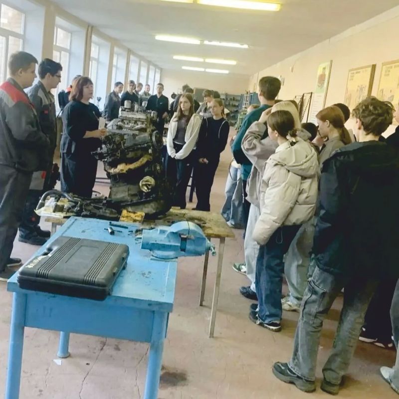 Ко Дню профтехобразования учащиеся 8 «А» класса МБОУ «РСШ №1» побывали в Демидовском филиале СОГБПОУ «Техникум отраслевых технологий» - и это был не просто визит, а настоящее погружение в мир профессий! Ко Дню профтехобразования учащиеся 8 «А» класса МБОУ «РСШ №1» побывали в Демидовском филиале СОГБПОУ «Техникум отраслевых технологий» - и это был не просто визит, а настоящее погружение в мир профессий!