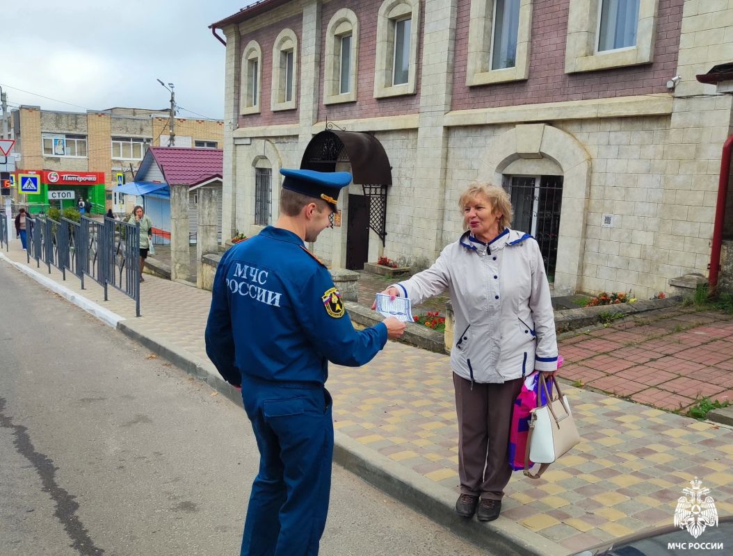 Ваш дом — ваша крепость. Сотрудники Главного управления МЧС России по Смоленской области ежедневно проводят профилактические рейды среди населения, чтобы напомнить людям о правилах пожарной безопасности и уберечь их от беды Ваш дом — ваша крепость. Сотрудники Главного управления МЧС России по Смоленской области ежедневно проводят профилактические рейды среди населения, чтобы напомнить людям о правилах пожарной безопасности и уберечь их от беды