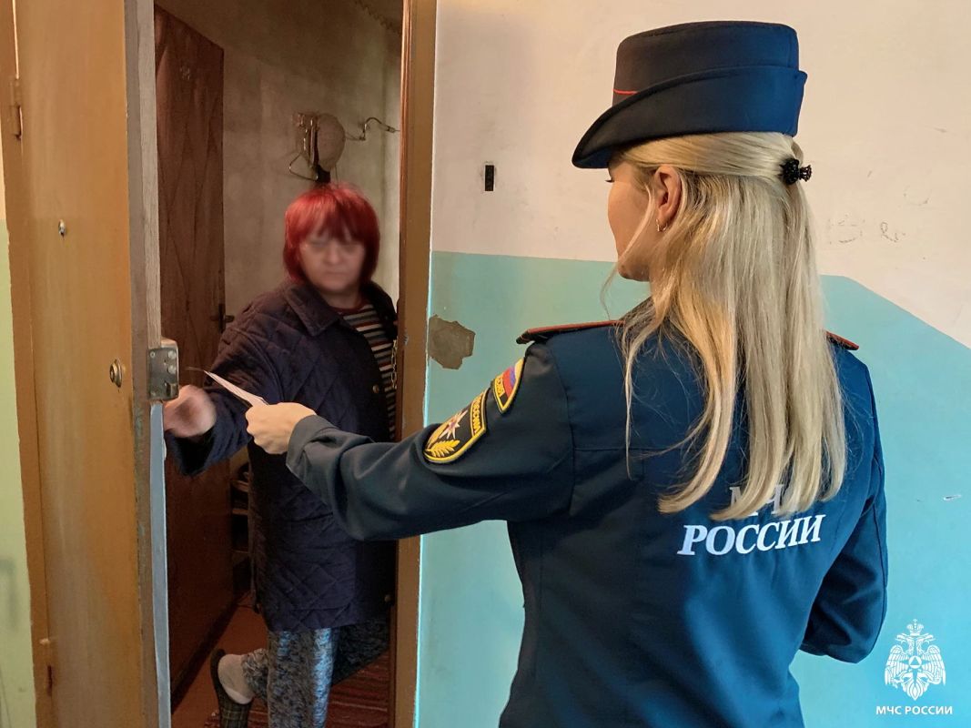 Ваш дом — ваша крепость. Сотрудники Главного управления МЧС России по Смоленской области ежедневно проводят профилактические рейды среди населения, чтобы напомнить людям о правилах пожарной безопасности и уберечь их от беды Ваш дом — ваша крепость. Сотрудники Главного управления МЧС России по Смоленской области ежедневно проводят профилактические рейды среди населения, чтобы напомнить людям о правилах пожарной безопасности и уберечь их от беды