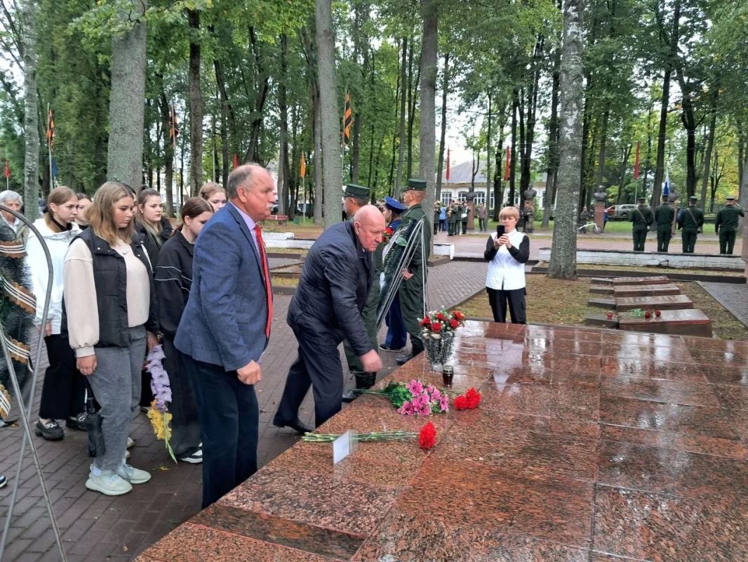 Василий Анохин: 19 лет назад Указом Президента России Владимира Владимировича Путина Ельне присвоено почётное звание Российской Федерации «Город воинской славы» Василий Анохин: 19 лет назад Указом Президента России Владимира Владимировича Путина Ельне присвоено почётное звание Российской Федерации «Город воинской славы»