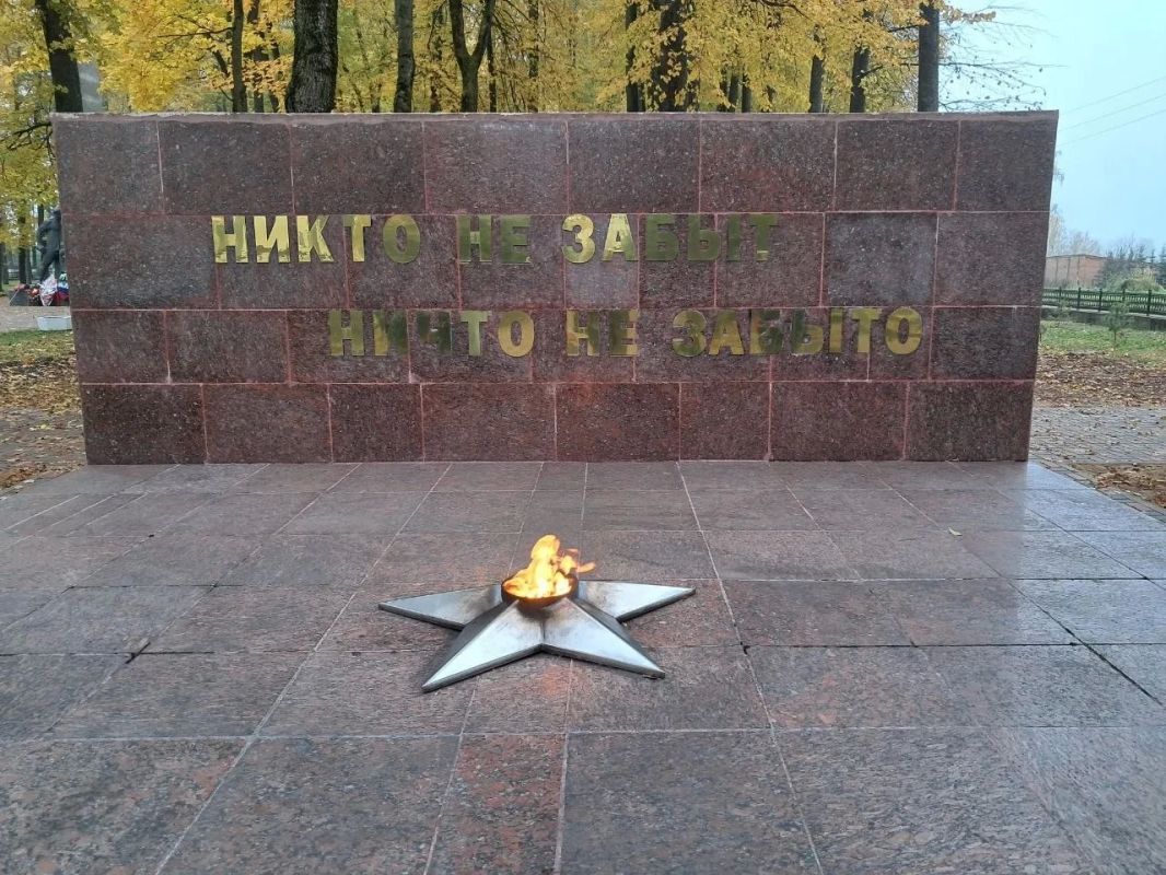 Василий Анохин: 19 лет назад Указом Президента России Владимира Владимировича Путина Ельне присвоено почётное звание Российской Федерации «Город воинской славы» Василий Анохин: 19 лет назад Указом Президента России Владимира Владимировича Путина Ельне присвоено почётное звание Российской Федерации «Город воинской славы»