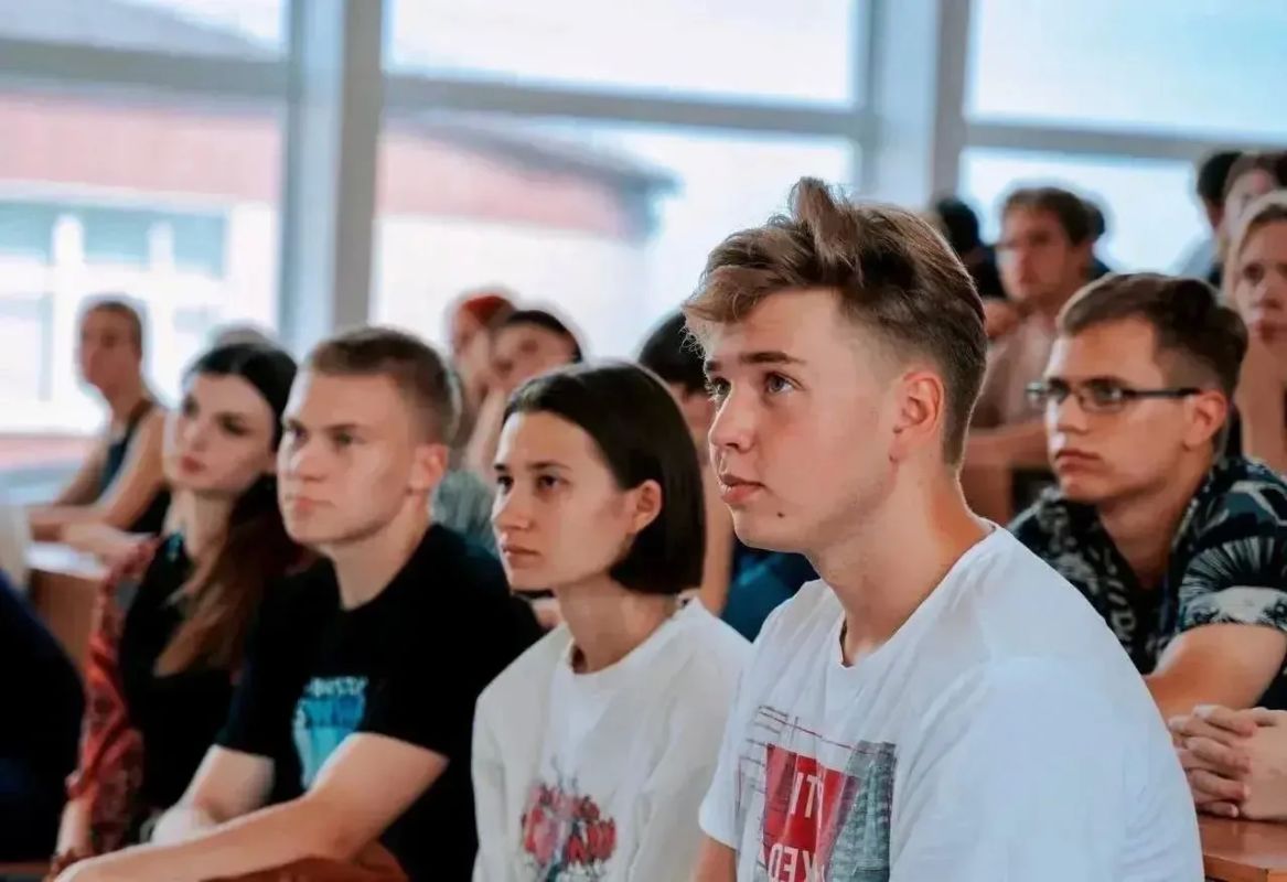 Василий Анохин: Вместе с ведущими вузами страны реализуем в Смоленской области сетевые образовательные программы Василий Анохин: Вместе с ведущими вузами страны реализуем в Смоленской области сетевые образовательные программы