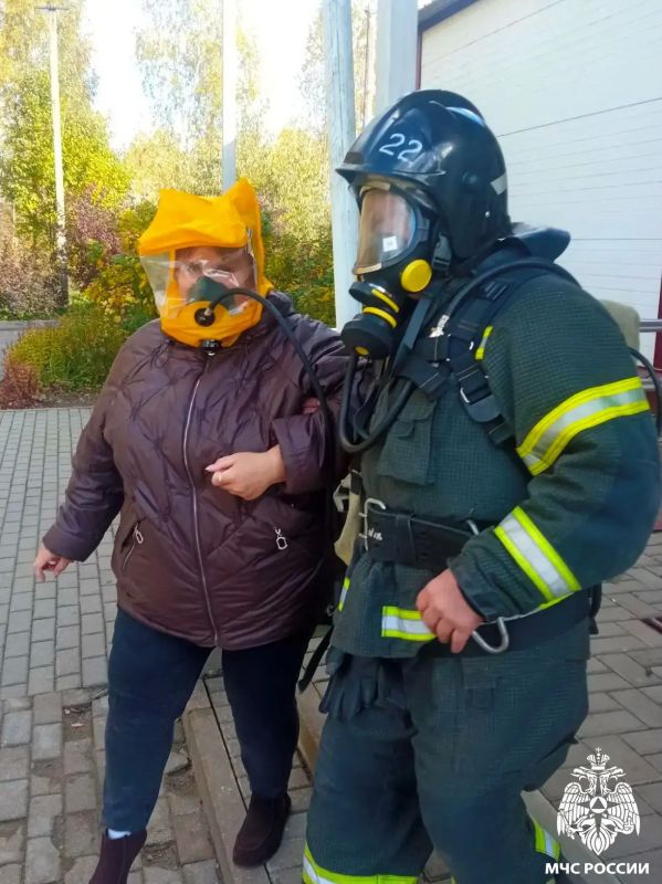 Тренировка пожарных в сельском доме культуры Тренировка пожарных в сельском доме культуры
