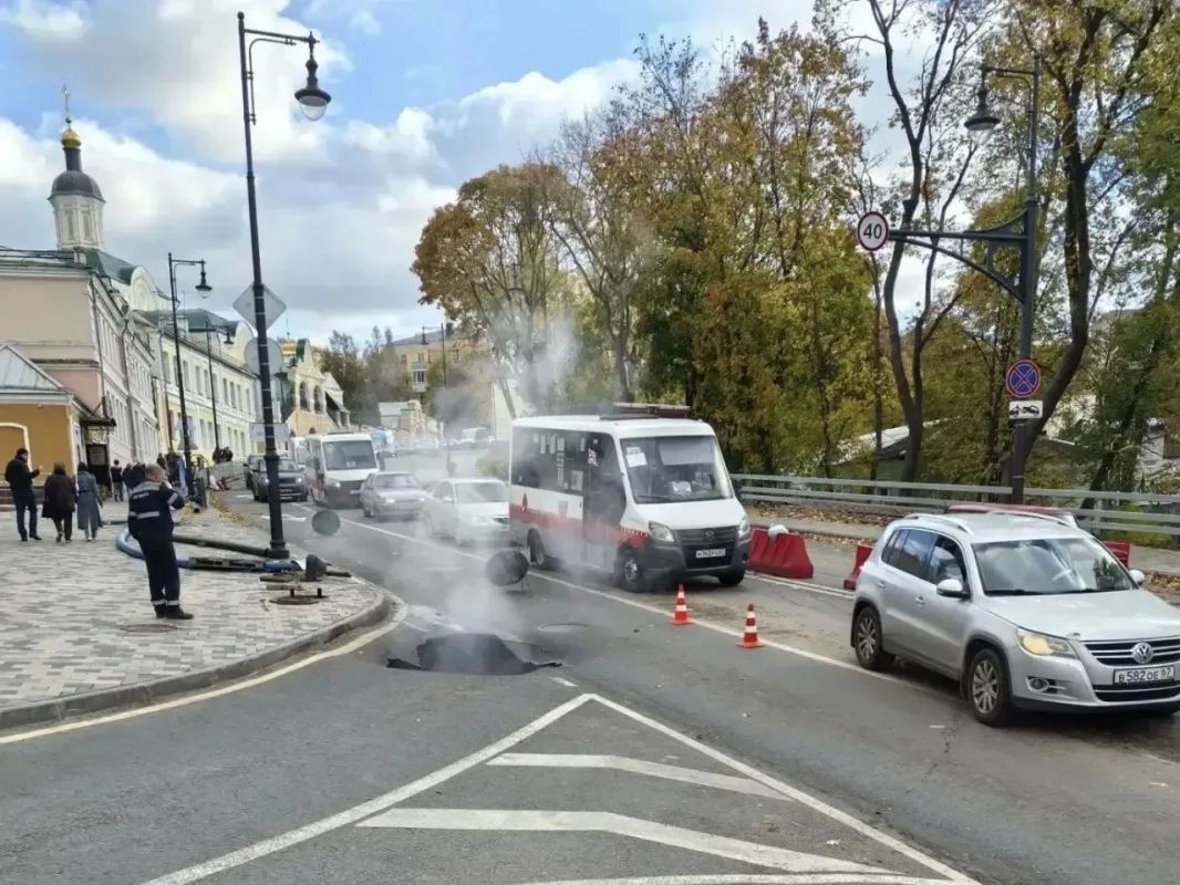 В Смоленске в районе поворота на Соборный холм произошла коммунальная авария на сетях теплоснабжения, обслуживаемых филиалом «РИР Энерго» «Смоленская генерация»