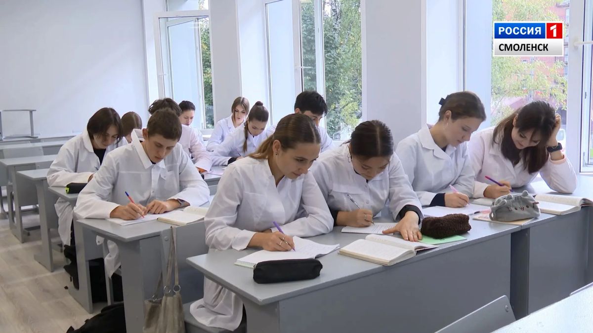 В Смоленской области более 250 первокурсников медицинских колледжей заключили целевые договоры