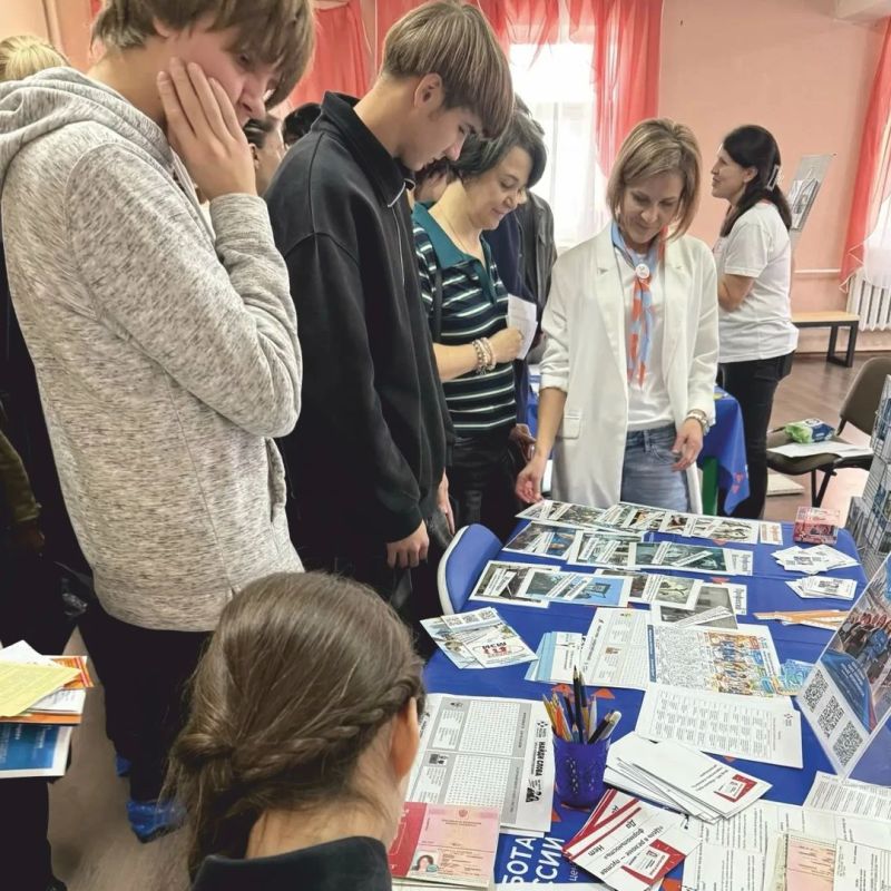 Консультанты Кадрового центра Ярцевского округа участвовали в профориентационном мероприятии для школьников организованном СОГАУ ДПО ЦОПП Консультанты Кадрового центра Ярцевского округа участвовали в профориентационном мероприятии для школьников организованном СОГАУ ДПО ЦОПП