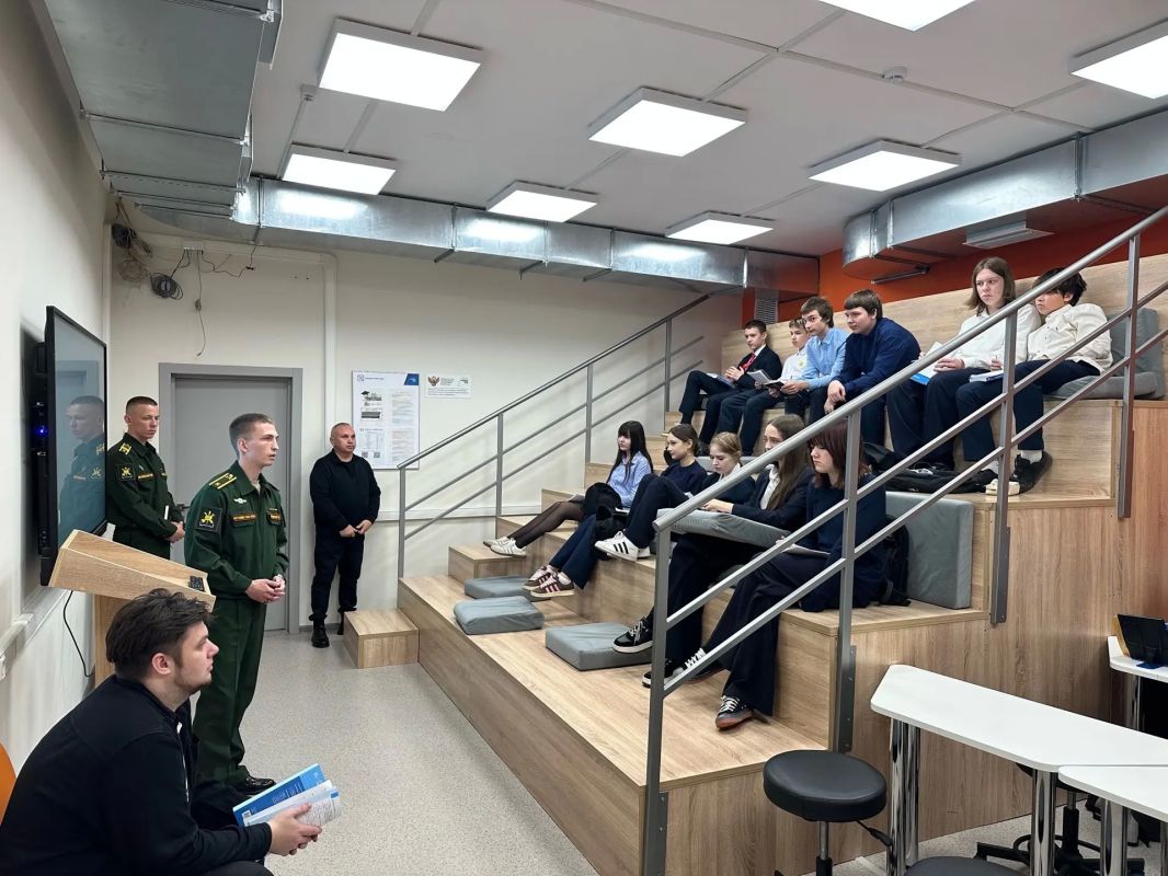 Александр Новиков: В Смоленске уже 14 лет работает проект «Школа будущих офицеров», который помогает старшеклассникам подготовиться к службе в Вооружённых Силах России и поступлению в военные вузы Александр Новиков: В Смоленске уже 14 лет работает проект «Школа будущих офицеров», который помогает старшеклассникам подготовиться к службе в Вооружённых Силах России и поступлению в военные вузы