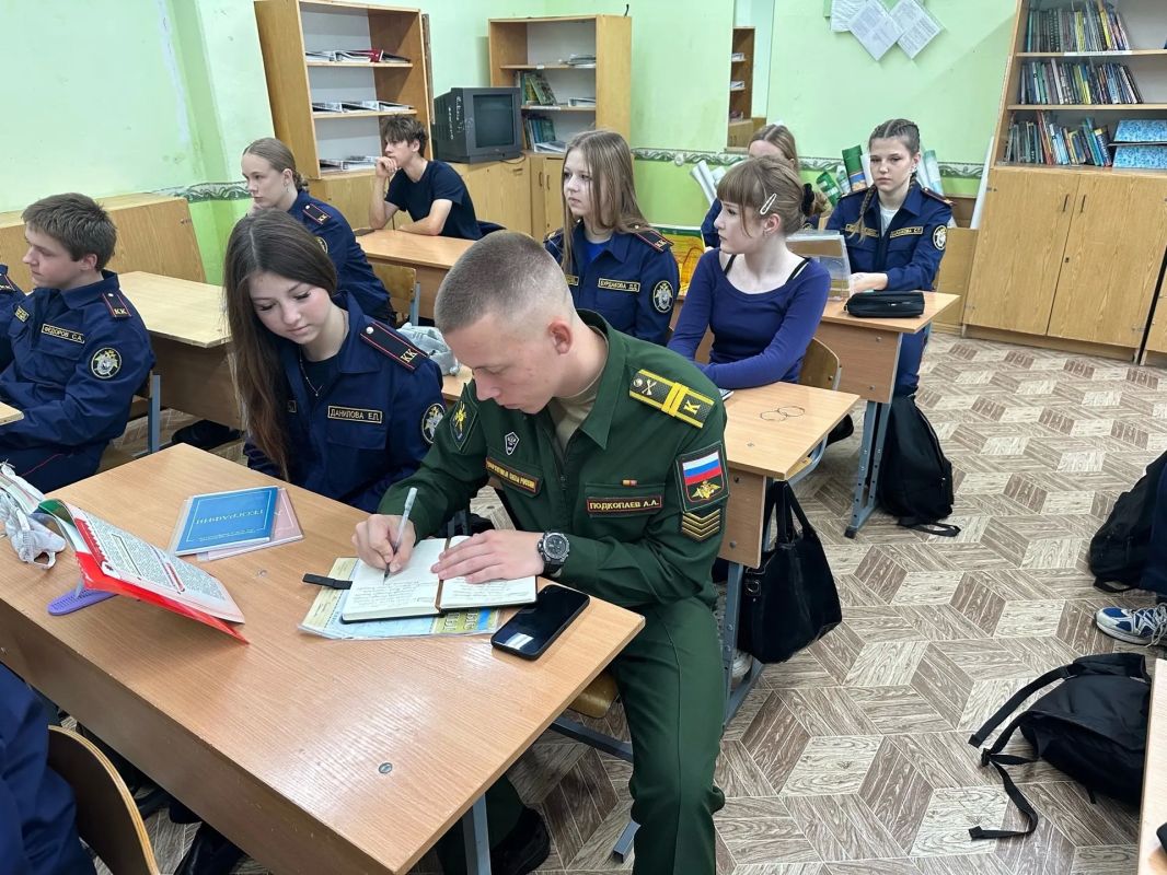 Александр Новиков: В Смоленске уже 14 лет работает проект «Школа будущих офицеров», который помогает старшеклассникам подготовиться к службе в Вооружённых Силах России и поступлению в военные вузы Александр Новиков: В Смоленске уже 14 лет работает проект «Школа будущих офицеров», который помогает старшеклассникам подготовиться к службе в Вооружённых Силах России и поступлению в военные вузы