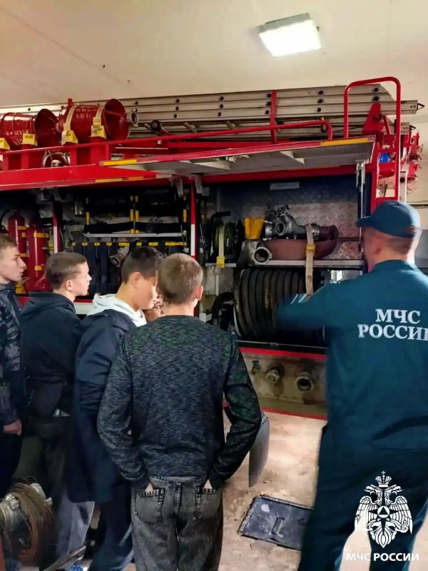 За кулисы огненной службы. В Кардымово для учащихся местной школы была организована познавательная экскурсия в 31 пожарно-спасательную часть За кулисы огненной службы. В Кардымово для учащихся местной школы была организована познавательная экскурсия в 31 пожарно-спасательную часть