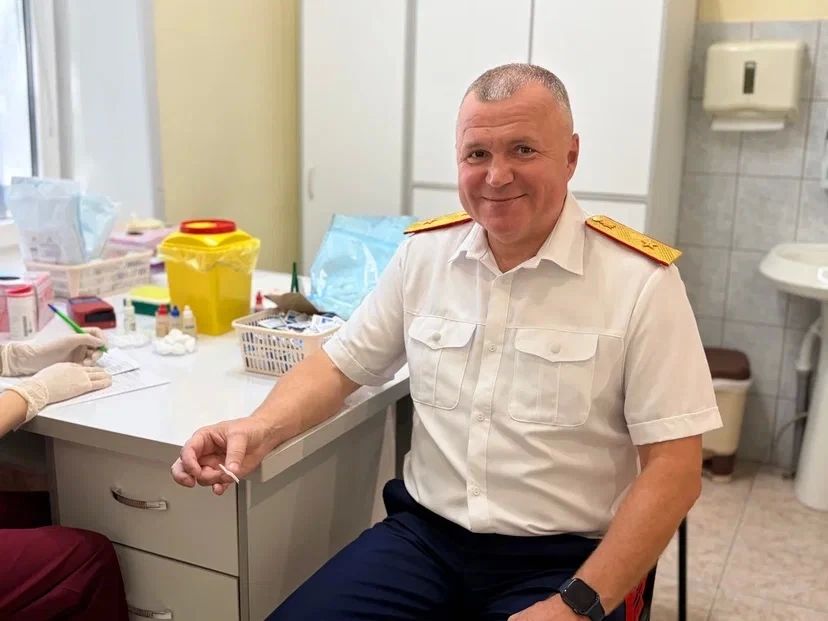 Руководитель СУ СК России по Смоленской области стал донором крови и ее компонентов в 40-й раз Руководитель СУ СК России по Смоленской области стал донором крови и ее компонентов в 40-й раз