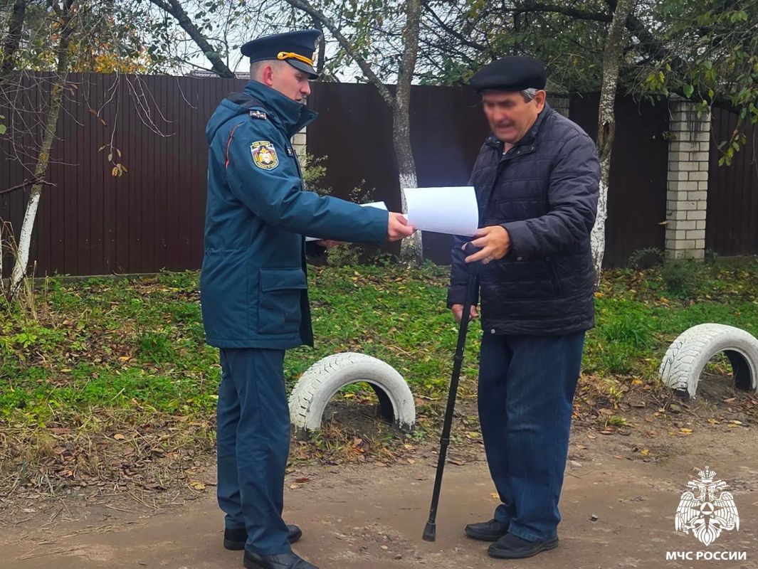 Порядок без огня. Сотрудники отдела надзорной деятельности и профилактической работы Ярцевского, Духовщинского и Кардымовского района вышли на улицы Ярцева и в садовые товарищества для проведения профилактической работы с... Порядок без огня. Сотрудники отдела надзорной деятельности и профилактической работы Ярцевского, Духовщинского и Кардымовского района вышли на улицы Ярцева и в садовые товарищества для проведения профилактической работы с...