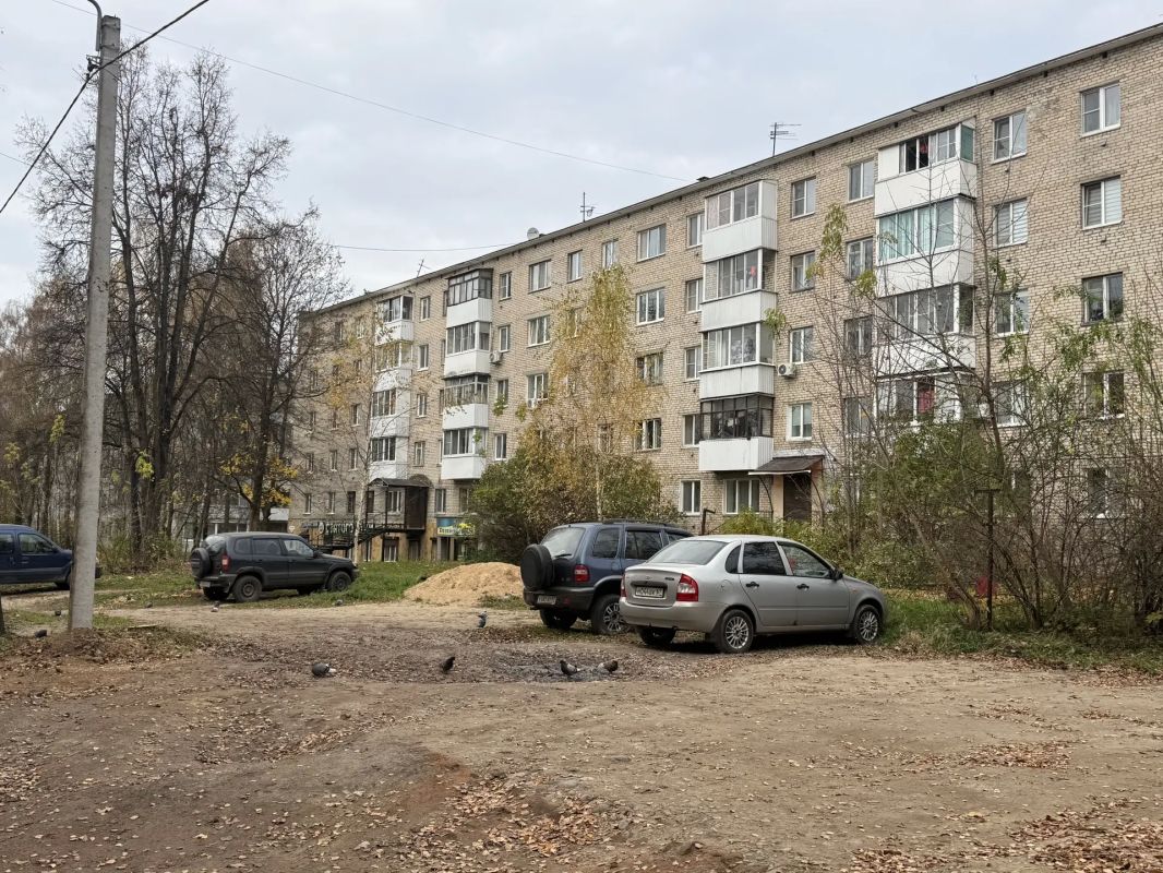 Александр Новиков: Во дворах улицы Николаева сразу бросилось в глаза то, о чём часто сообщают жители: парковка на зелёных зонах Александр Новиков: Во дворах улицы Николаева сразу бросилось в глаза то, о чём часто сообщают жители: парковка на зелёных зонах