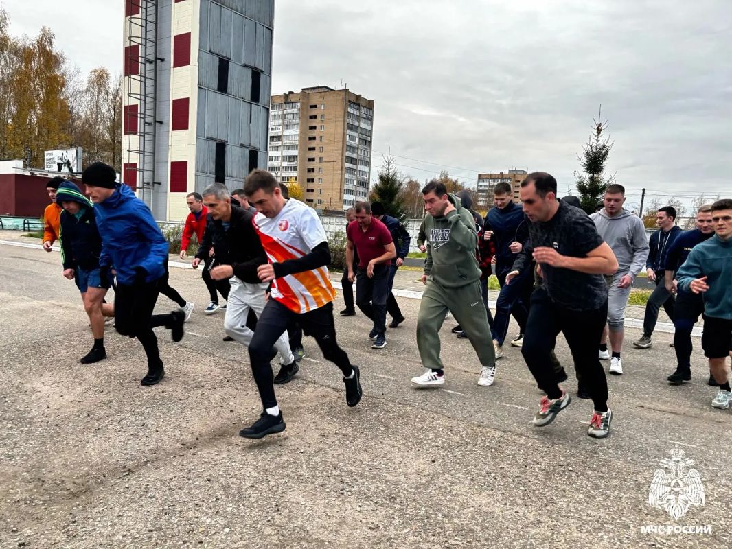 В МЧС проверили физподготовку сотрудников В МЧС проверили физподготовку сотрудников