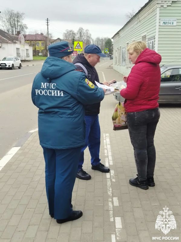Безопасность в каждый дом. В городе Починок дознаватель отдела надзорной деятельности и профилактической работы Починковского, Монастырщинского и Хиславичского районов Полуэктова Анастасия провела серию профилактических... Безопасность в каждый дом. В городе Починок дознаватель отдела надзорной деятельности и профилактической работы Починковского, Монастырщинского и Хиславичского районов Полуэктова Анастасия провела серию профилактических...