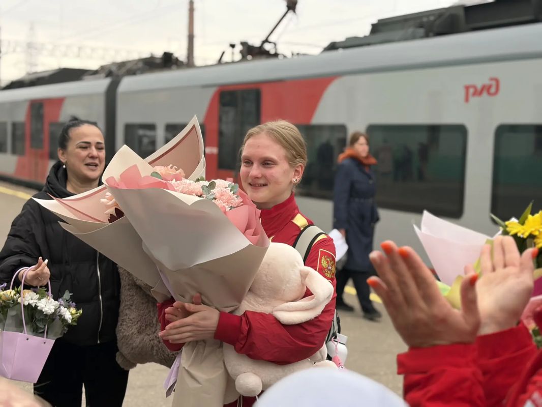Сотрудники СУ СК России по Смоленской области встретили смоленскую гимнастку Александру Ануфриеву Сотрудники СУ СК России по Смоленской области встретили смоленскую гимнастку Александру Ануфриеву