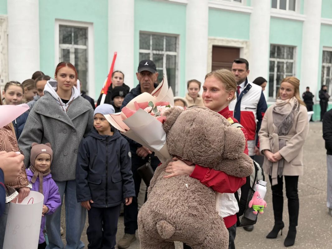 Сотрудники СУ СК России по Смоленской области встретили смоленскую гимнастку Александру Ануфриеву Сотрудники СУ СК России по Смоленской области встретили смоленскую гимнастку Александру Ануфриеву