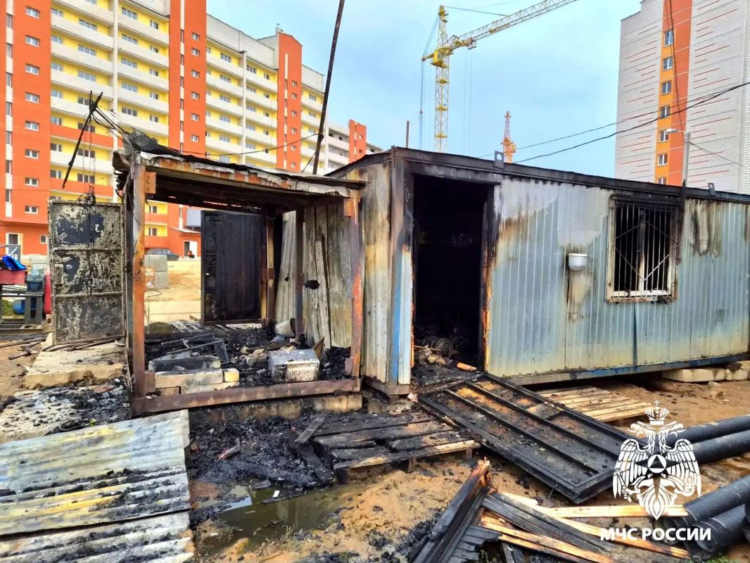 В Смоленском муниципальном округе на стройке сгорели три бытовки В Смоленском муниципальном округе на стройке сгорели три бытовки