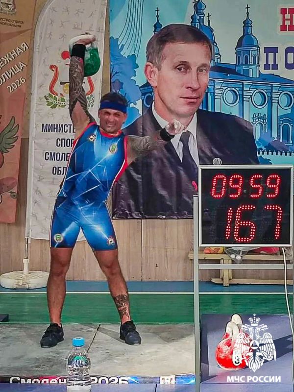 Смоленские огнеборцы покоряют гиревой помост Смоленские огнеборцы покоряют гиревой помост