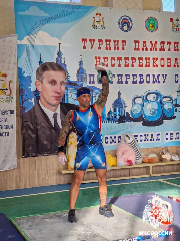 Смоленские огнеборцы покоряют гиревой помост Смоленские огнеборцы покоряют гиревой помост