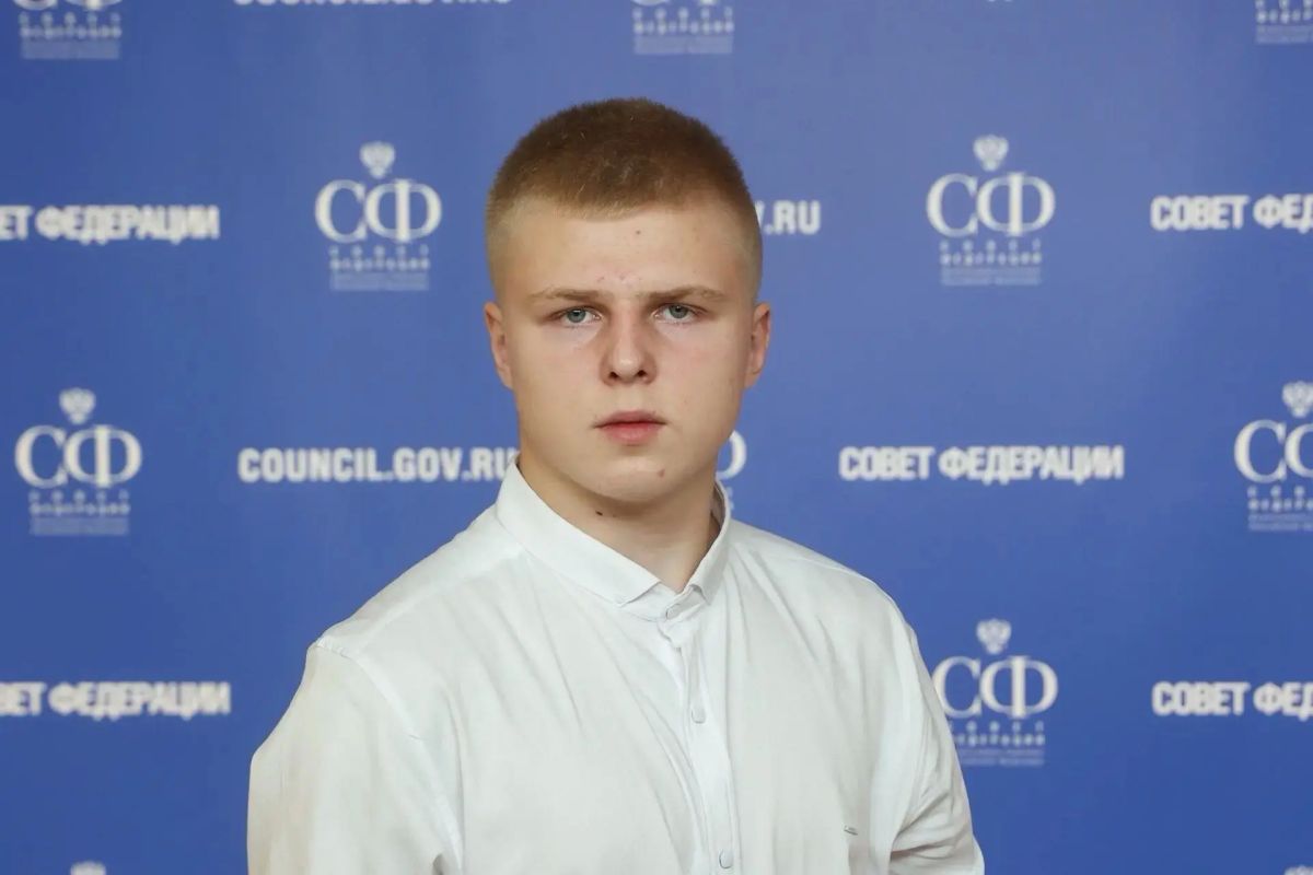 Василий Анохин поздравил смоленского подростка с наградой Совета Федерации Василий Анохин поздравил смоленского подростка с наградой Совета Федерации