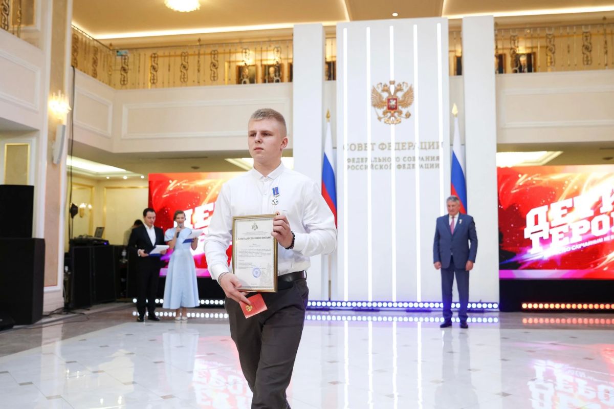 Пятнадцатилетний Евгений Яцук из Дорогобужа награждён медалью Совета Федерации «За проявленное мужество» Пятнадцатилетний Евгений Яцук из Дорогобужа награждён медалью Совета Федерации «За проявленное мужество»