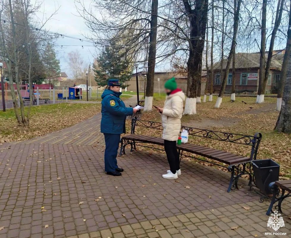 Сотрудники МЧС России напоминают о правилах пожарной безопасности в осенне-зимний период Сотрудники МЧС России напоминают о правилах пожарной безопасности в осенне-зимний период
